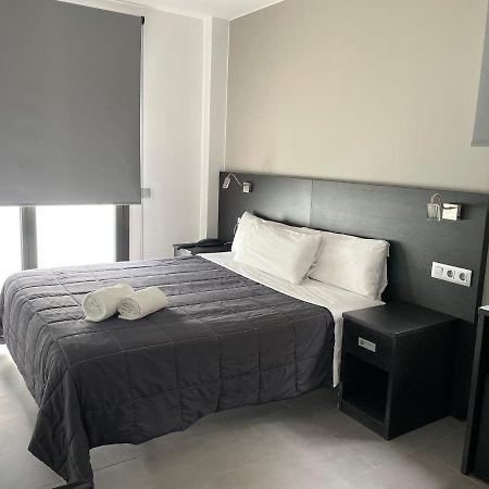 6 Bis Hotel Castelldefels Exterior foto
