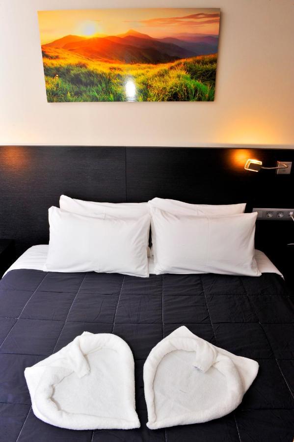 6 Bis Hotel Castelldefels Exterior foto