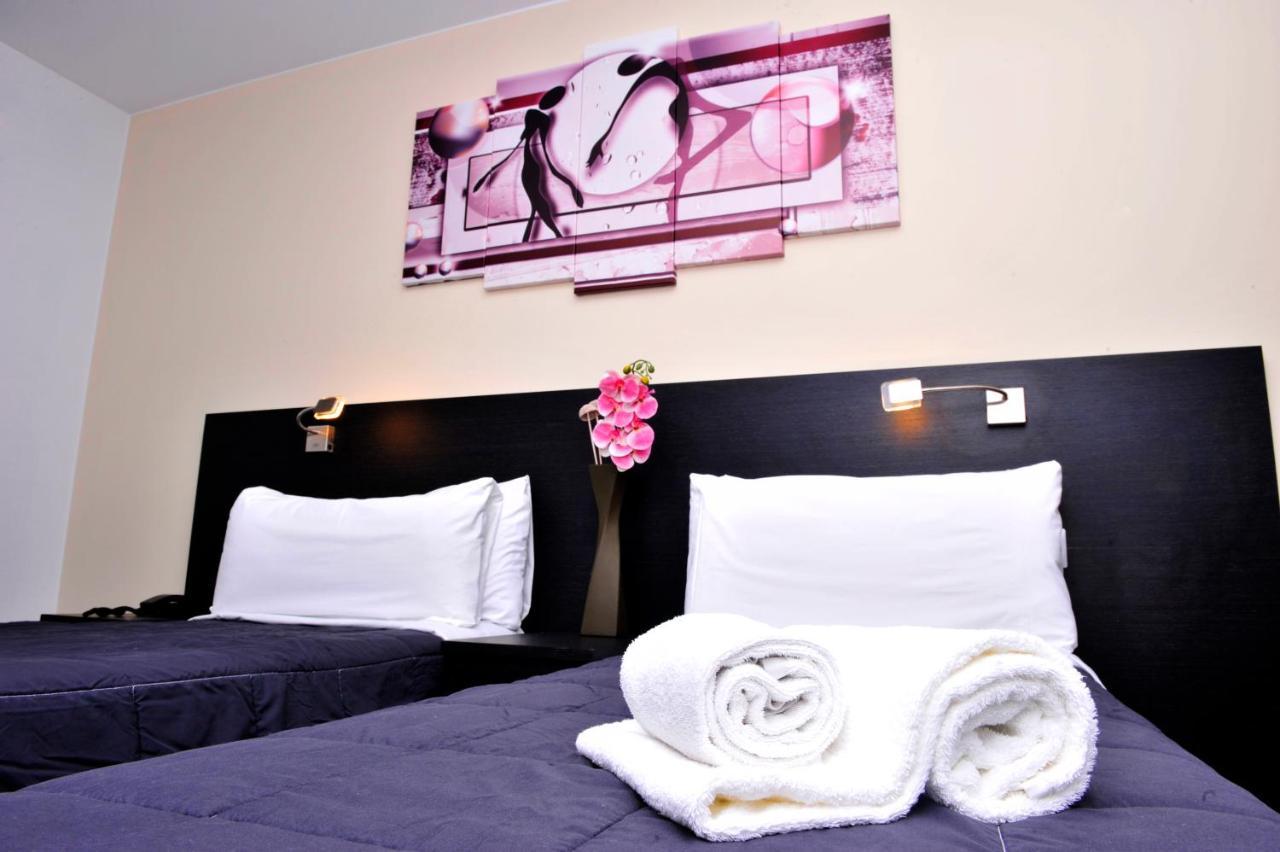 6 Bis Hotel Castelldefels Exterior foto