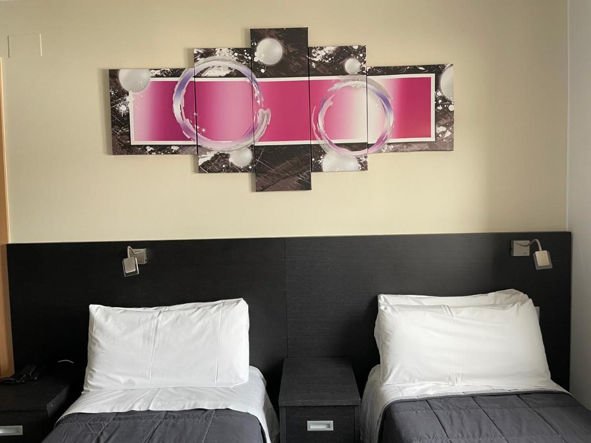 6 Bis Hotel Castelldefels Exterior foto