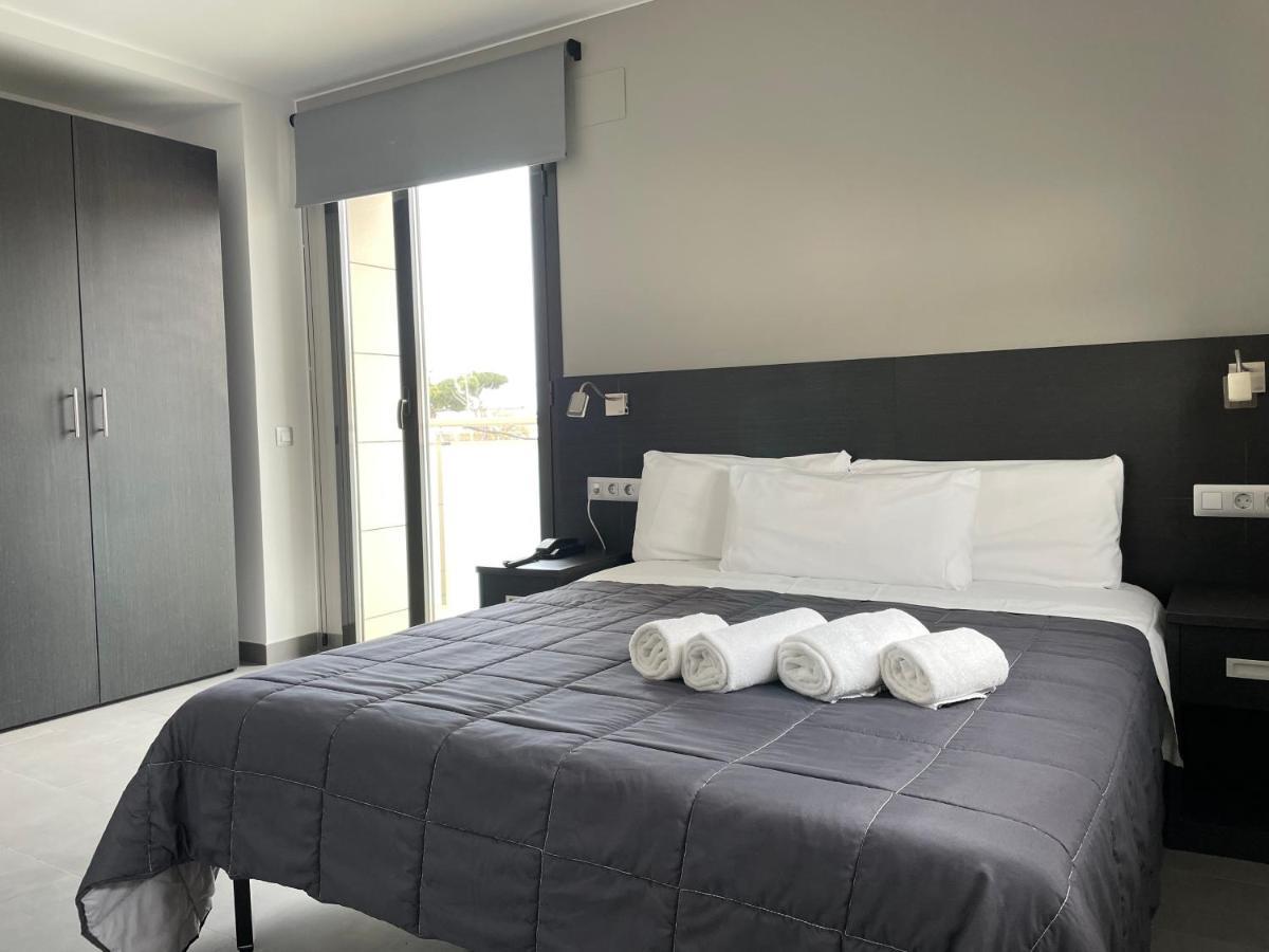 6 Bis Hotel Castelldefels Exterior foto